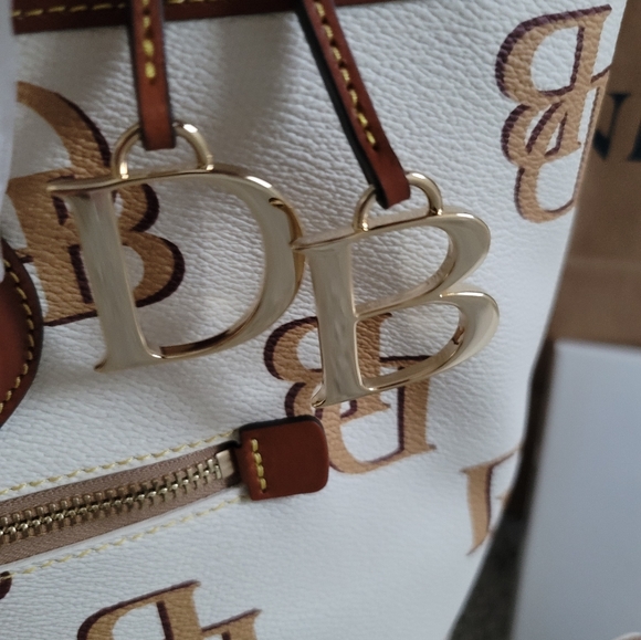 (NWT) Dooney and Bourke large tote with 24k gold DB and wallet in tan and ivory. - Picture 3 of 11